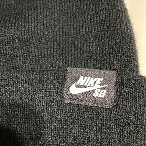 NIKE SB FISHERMAN BEANIE BLACK. - Picture 5 of 8